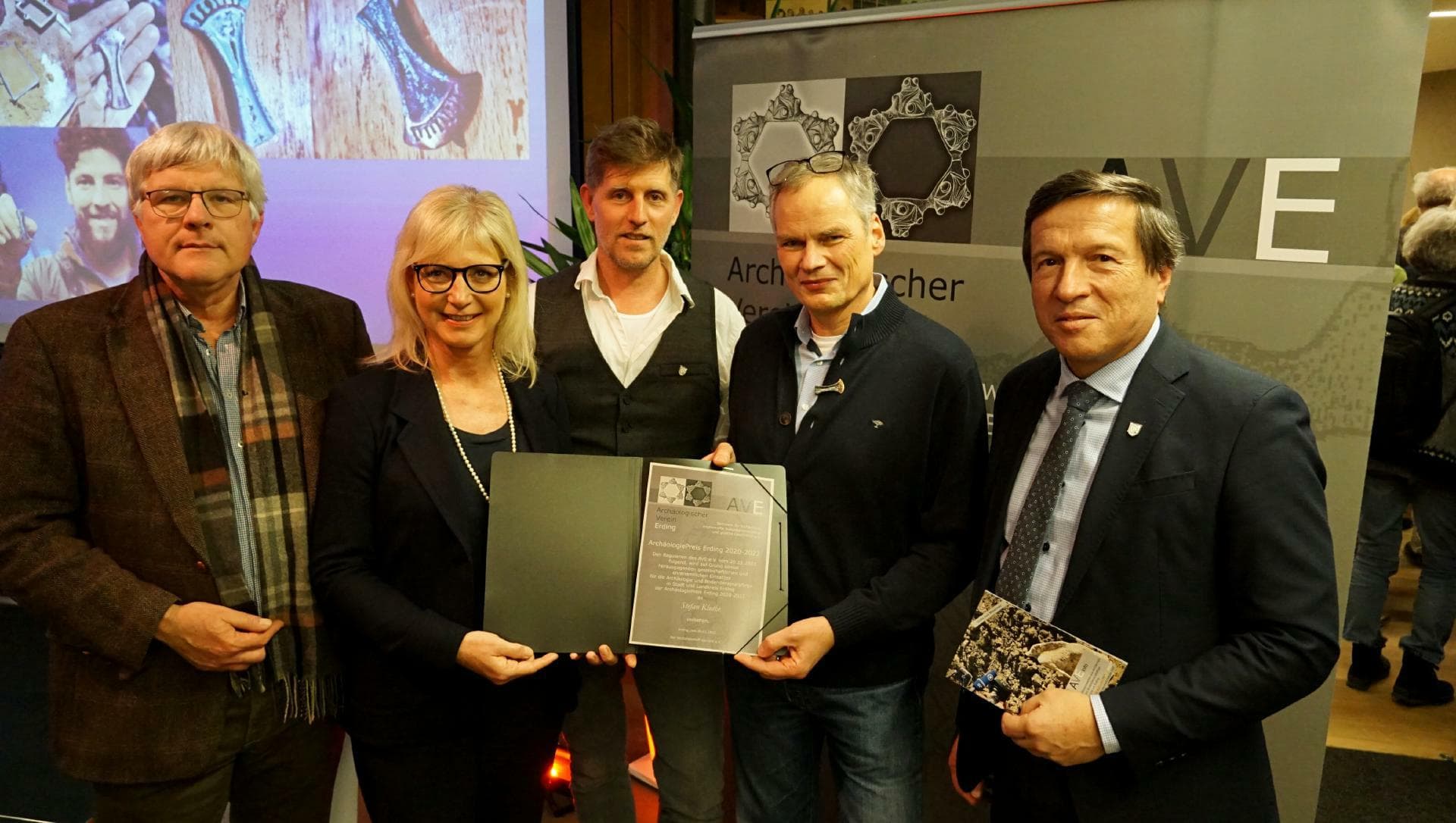 Preisverleihung am 9. Januar 2023 im Museum Erding (v.l.n.r.): Rainer Mehringer (stellvertretender Landrat), Ulrike Scharf (Landtagsabgeordnete und Bayerische Staatsministerin), Vereinsvorsitzender Harald Krause, Preisträger Stefan Kluthe sowie Oberbürgermeister Max Gotz. Foto: Rolf Böker