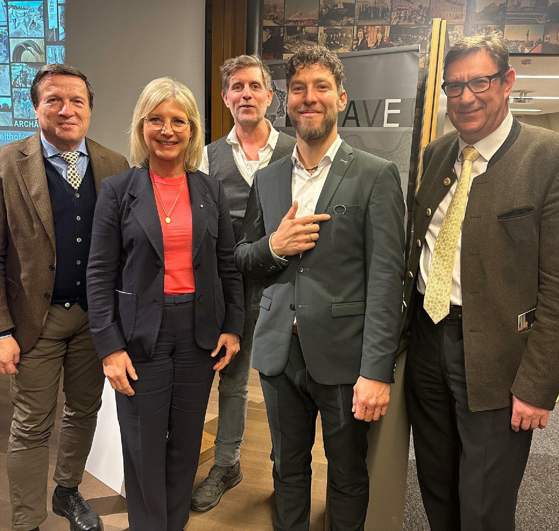 Es gratulieren dem Preisträger Johannes Goldes (Mitte rechts): Oberbürgermeister Max Gotz (1.v.l.), Staatsministerin, weitere stellvertretende Ministerpräsidentin und MdL Ulrike Scharf (2.v.l.), Vereinsvorsitzender Harald Krause (3.v.l.) sowie Landrat Martin Bayerstorfer (rechts). Foto: AVE