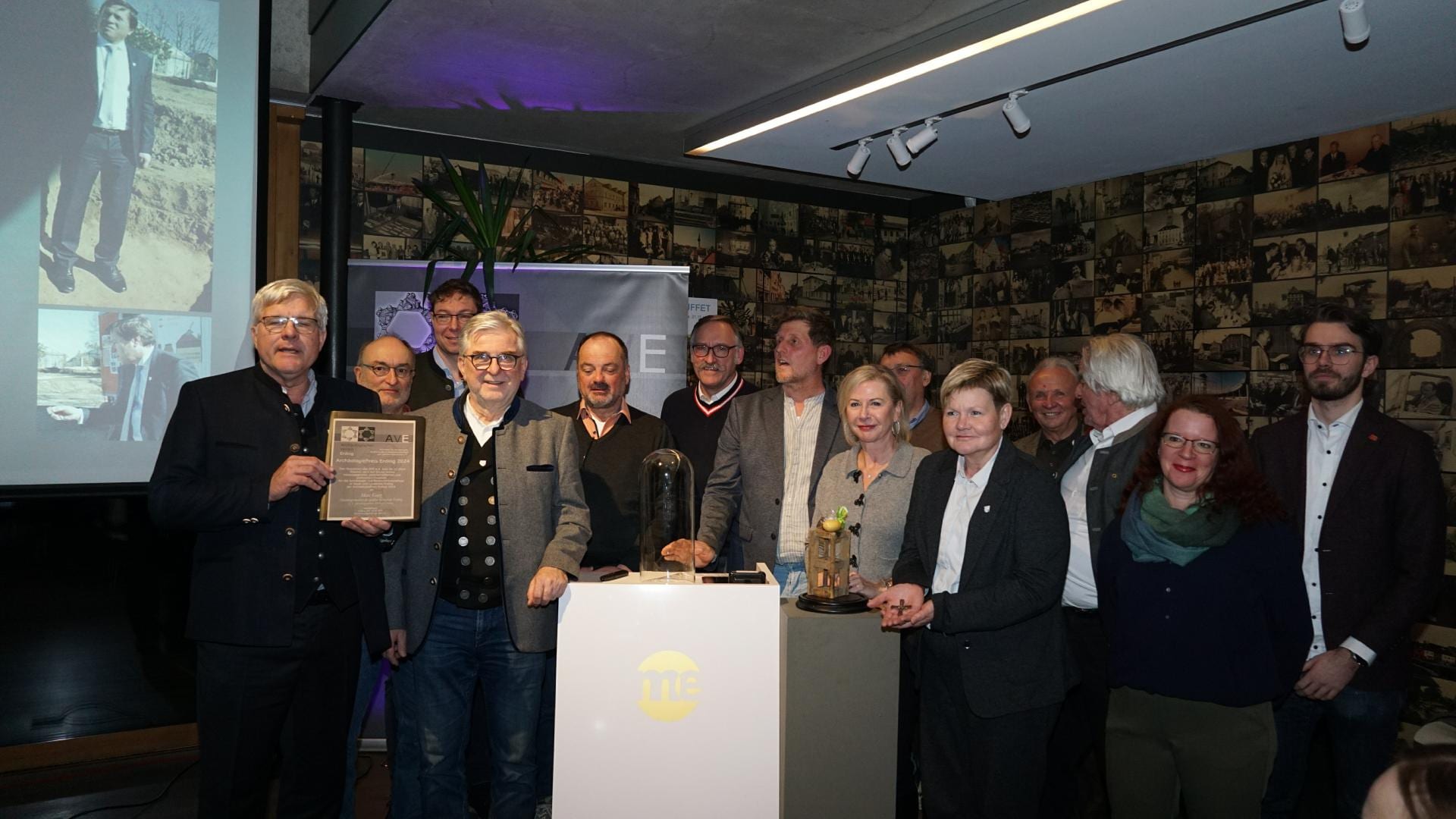 Fürs Gruppenfoto in Vertretung für Max Gotz (v.l.): Stadträte Herbert Maier, Rainer Mehringer, Christian Numberger (ehem.), Burkhard Köppen, Hermann Schießl (ehem.), Günther Adelsberger, AVE-Vorsitzender Harald Krause, Gerhard Ippisch, Anne Connelly, Josef Biller (ehem.), Zweite Bürgermeisterin Petra Bauernfeind, Horst Belling (ehem.), Silvia Langen-Kramer und Leon Kozica