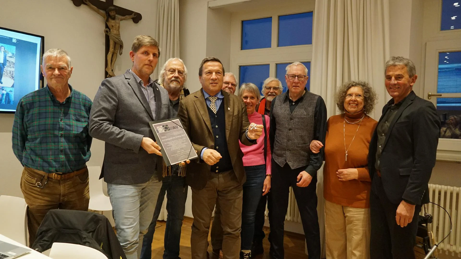 Übergabe von Preis und Urkunde an OB Gotz am 26.2.2025 im Rahmen einer Stadtratssitzung durch den Vorstand und Mitglieder des AVE unter Anwesenheit von Franz Hofstetter, stellvertretender Landrat. Foto: Susi Mörth