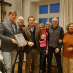 Übergabe von Preis und Urkunde an OB Gotz am 26.2.2025 im Rahmen einer Stadtratssitzung durch den Vorstand und Mitglieder des AVE unter Anwesenheit von Franz Hofstetter, stellvertretender Landrat. Foto: Susi Mörth