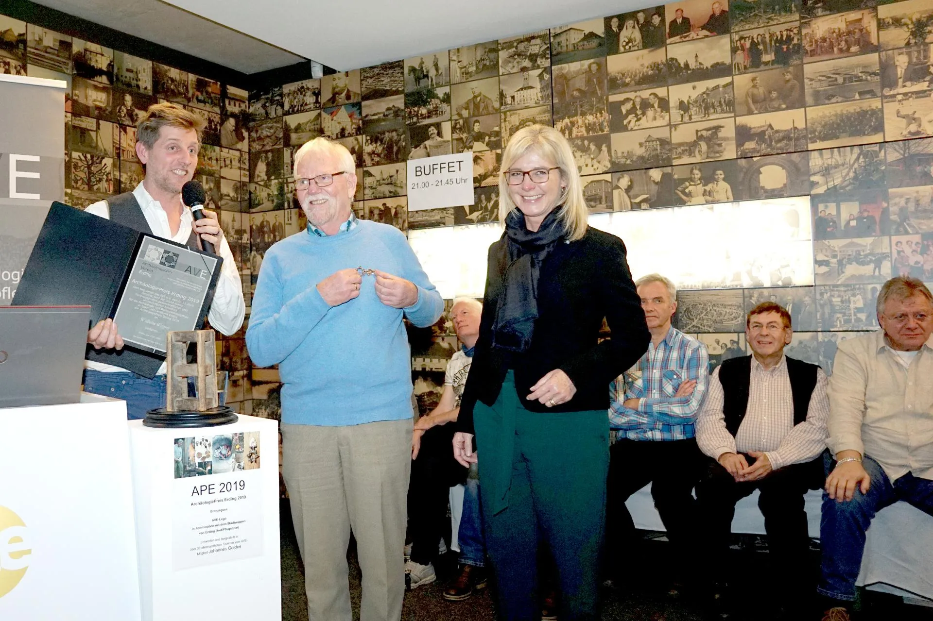 Anstecknadel aus Bronze – künstlerisch angelehnt an das Stadtwappen von Erding – Ard/Pflugschar – vereint mit dem Logo des AVE e.V. (keltischer Hohlbuckelfußring aus Klettham). Entworfen und hergestellt in über 30 ehrenamtlichen Stunden von unserem „Vereins-Schmied und -Bronzegießer“ Johannes Goldes – ein Unikat! Foto: Johannes Goldes Anstecknadel aus Bronze – künstlerisch angelehnt an das Stadtwappen von Erding – Ard/Pflugschar – vereint mit dem Logo des AVE e.V. (keltischer Hohlbuckelfußring aus Klettham). Entworfen und hergestellt in über 30 ehrenamtlichen Stunden von unserem „Vereins-Schmied und -Bronzegießer“ Johannes Goldes – ein Unikat! Foto: Johannes Goldes