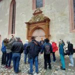Inmitten der Kirchenburganlage steht die Stadtpfarrkirche