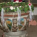 Bemaltes großes Taufbecken