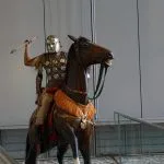 Römische Reiter mit Pferd ist als Gemeinschaftsprojekt mit einer Maskenbildnerin für eine Ausstellung