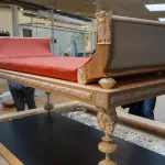 Prunkvolles Totenbett aus Knochenschnitzereien erstellt