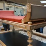 Prunkvolles Totenbett aus Knochenschnitzereien erstellt