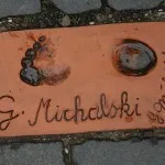 Die Idee hinter diesen Fußabdrücken auf Ziegel war, wie in Hollywood eine Art ,,Walk of Fame“ zu kreieren, mit den bekannten Leuten, die Xanten besuchten.