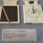 Schreibtafel mit Sonnenuhr