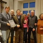 Übergabe von Preis und Urkunde an OB Gotz am 26.2.2025 im Rahmen einer Stadtratssitzung durch den Vorstand und Mitglieder des AVE unter Anwesenheit von Franz Hofstetter, stellvertretender Landrat. Foto: Susi Mörth