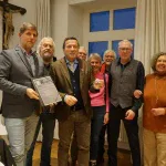 Übergabe von Preis und Urkunde an OB Gotz am 26.2.2025 im Rahmen einer Stadtratssitzung durch den Vorstand und Mitglieder des AVE unter Anwesenheit von Franz Hofstetter, stellvertretender Landrat. Foto: Susi Mörth Übergabe von Preis und Urkunde an OB Gotz am 26.2.2025 im Rahmen einer Stadtratssitzung durch den Vorstand und Mitglieder des AVE unter Anwesenheit von Franz Hofstetter, stellvertretender Landrat. Foto: Susi Mörth