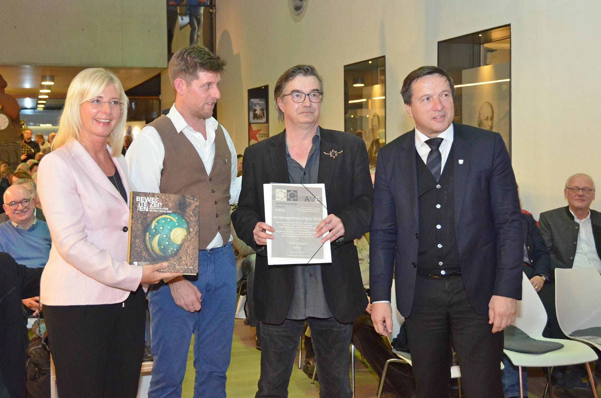 Landtagsabgeordnete sowie Umweltministerin a. D. Ulrike Scharf, Vereinsvorsitzender Harald Krause, Preisträger Peter Cronauer und Oberbürgermeister Max Gotz (v.l.n.r.). Landtagsabgeordnete sowie Umweltministerin a. D. Ulrike Scharf, Vereinsvorsitzender Harald Krause, Preisträger Peter Cronauer und Oberbürgermeister Max Gotz (v.l.n.r.).