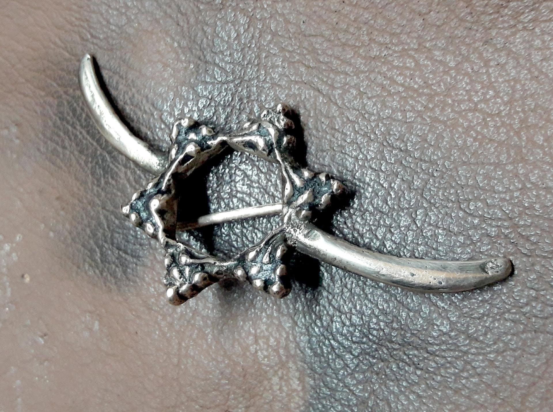 Anstecknadel aus Bronze – künstlerisch angelehnt an einen der 796 Spangenbarren aus Oberding – vereint mit dem Logo des AVE e.V. Entworfen und hergestellt in über 30 ehrenamtlichen Stunden von unserem „Vereins-Schmied und –Bronzegießer“ Johannes Goldes Foto: Johannes Goldes Anstecknadel aus Bronze – künstlerisch angelehnt an einen der 796 Spangenbarren aus Oberding – vereint mit dem Logo des AVE e.V. Entworfen und hergestellt in über 30 ehrenamtlichen Stunden von unserem „Vereins-Schmied und –Bronzegießer“ Johannes Goldes Foto: Johannes Goldes
