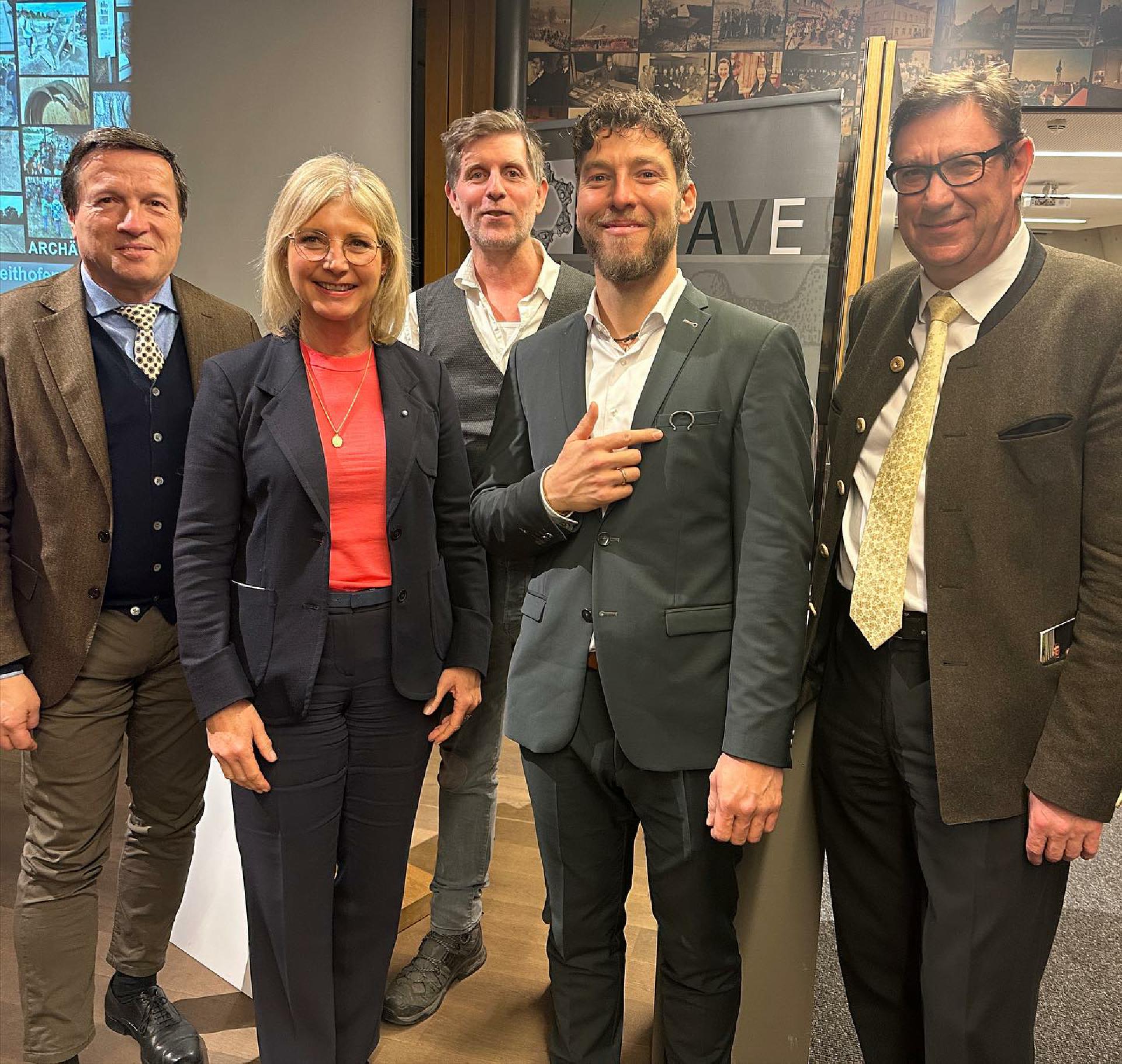 Es gratulieren dem Preisträger Johannes Goldes (Mitte rechts): Oberbürgermeister Max Gotz (1.v.l.), Staatsministerin, weitere stellvertretende Ministerpräsidentin und MdL Ulrike Scharf (2.v.l.), Vereinsvorsitzender Harald Krause (3.v.l.) sowie Landrat Martin Bayerstorfer (rechts). Foto: AVE