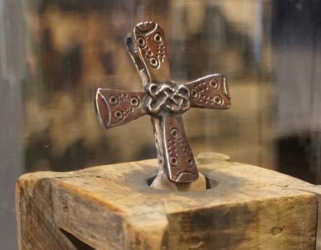 Anstecker aus Bronze – Kreuzfibel mit Kreisaugen (6./7. Jhd.; Meran) kombiniert mit Ornamentik eines Sax (6. Jhd.; Unterallgäu) – beides in Freising zur Bayer. Landesausstellung 2024 ausgestellt, Foto: Rolf Böker.