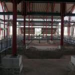 Der Schutzbau über den Überresten der Therme